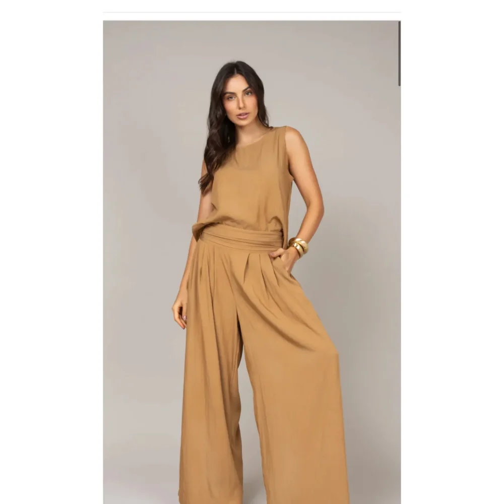 CALÇA PANTALONA COM PREGA NO CÓS